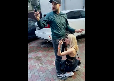 Blonde gives a public blowjob on the street