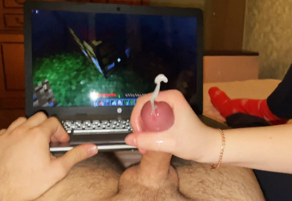 Long handjob while playing Minecraft