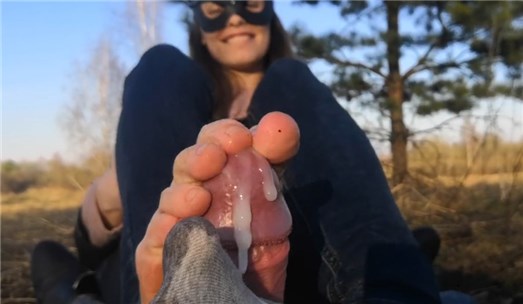 Amateur public footjob and socks job from beauty on in the park