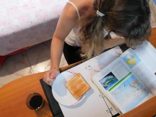 Cum breakfast-toast with milk while I am reading